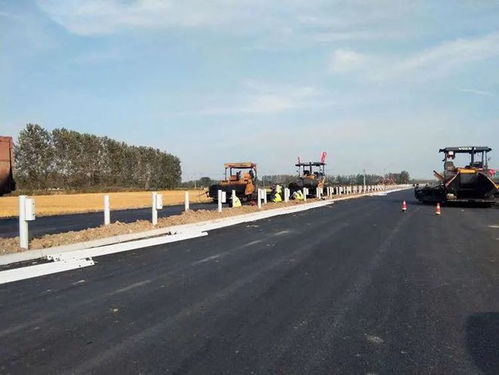 金湖段建设工程迈入新阶段 沥青路面摊铺全面启动，路面工程加速推进