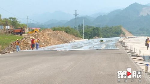 城开高速转入路面施工新阶段 路面水稳层正式摊铺